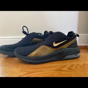 Nike Womens Air Max Motion 2 Running shoe .